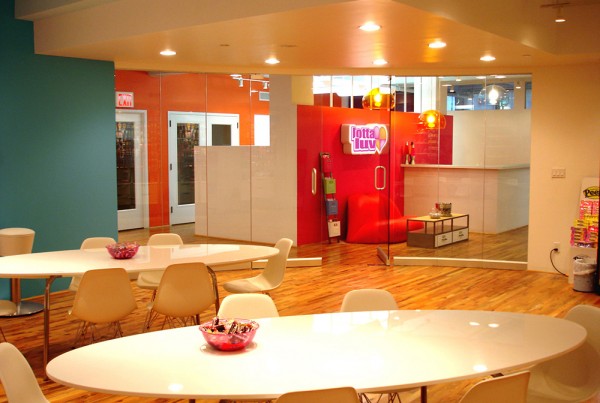 LottaLuv : showroom design translates the sweet, colorful and happy sensation of being a kid in a candy store