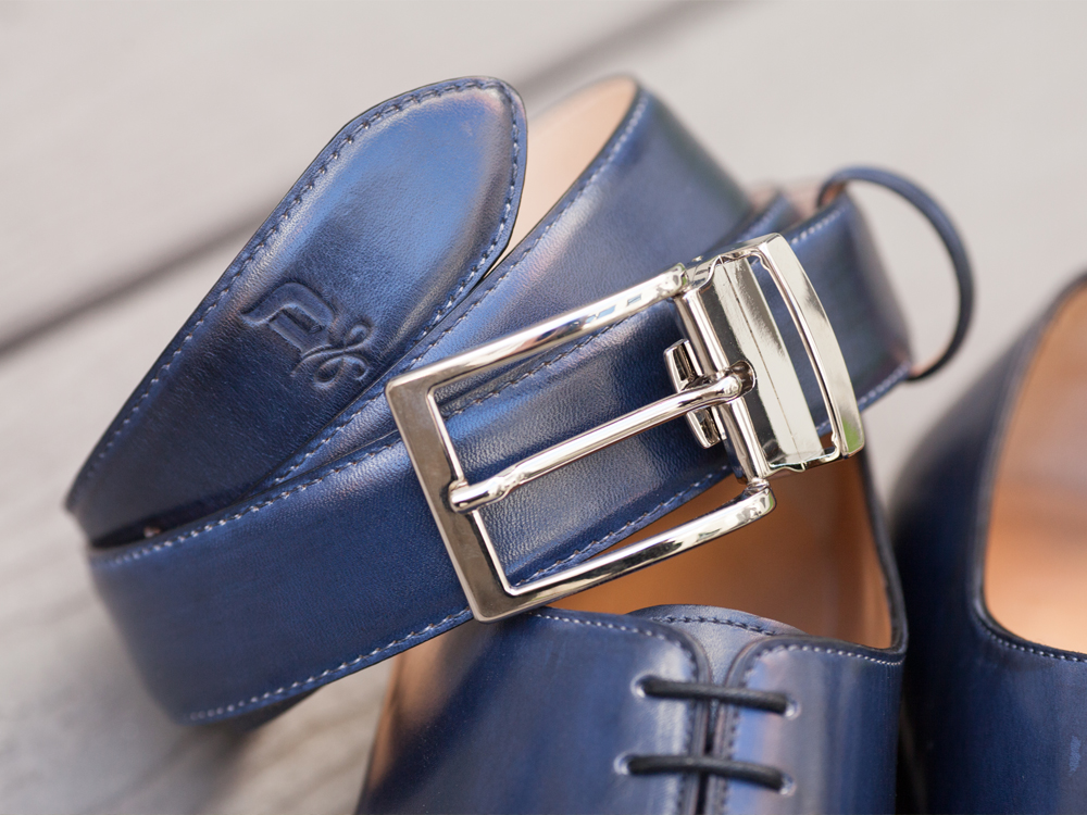 Distinctive DONUM branding elements translate to product markings, footwear soles and belt details